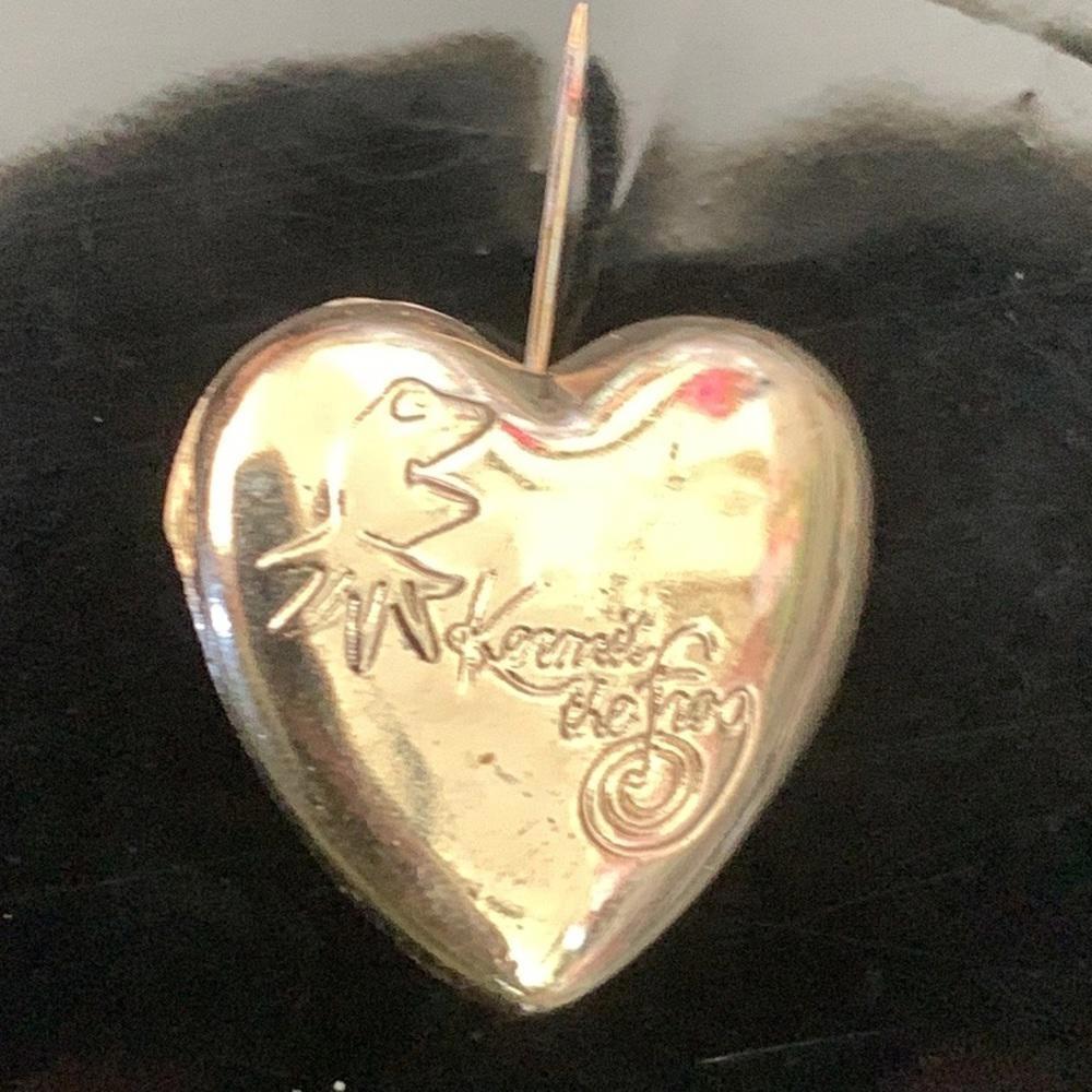 VTG CIRCA 1980 KERMIT THE FROG GOLD TONE ENGRAVED HEART BROOCH PIN TINY PRELOVED